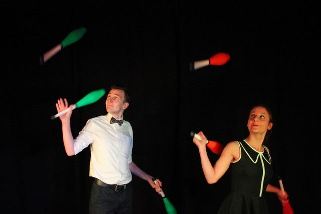 Frederike Gerstner and Ben Nicholson performing with juggling clubs as part of the Juggling of Science show.